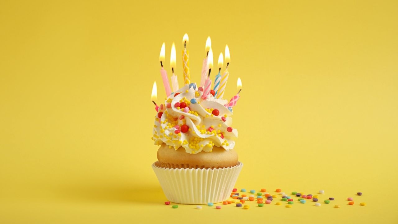 Bolo-de-aniversario-com-velas-que-n-o-ser-o-assopradas-nesse-ano